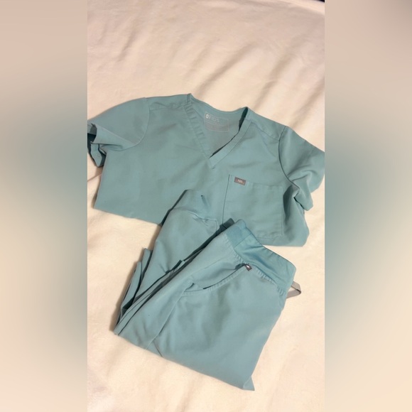 FIGS Aqua set & Mint joggers (3 items) - Picture 2 of 6